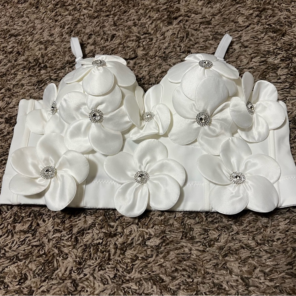 Adorable floral white top. NWOT.